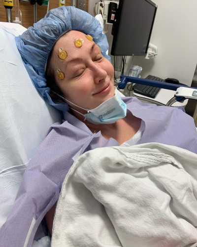 Онкохвора Шеннен Догерті показалася в лікарні після операції на мозку