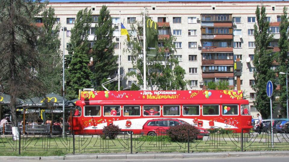 Дитячий трамвай біля McDonald's на Солом'янці відправили на металобрухт.