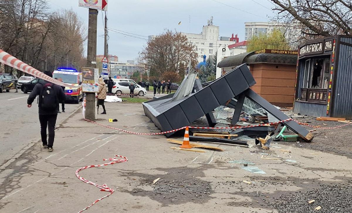 У Хмельницькому п’яний водій спричинив ДТП, влетівши у зупинку: троє загиблих (фото)