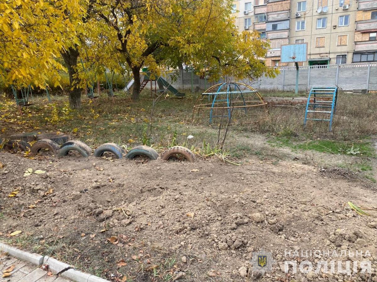 На место обстрела выехали полицейские, которые зафиксировали последствия вражеской атаки на мирных жителей Никополя / фото Национальная полиция